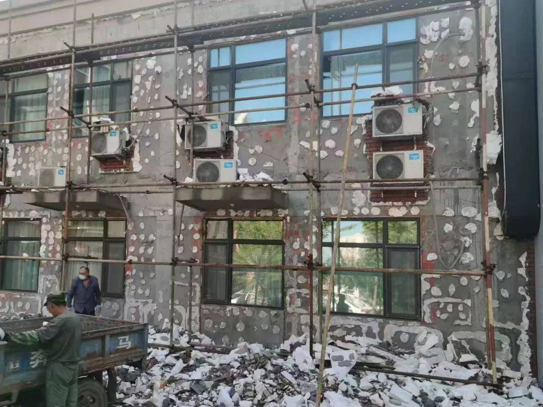 佳木斯市扎實(shí)開展違規(guī)建筑保溫材料拆除推動(dòng)整治行動(dòng)縱深開展（第二期）:保溫材料